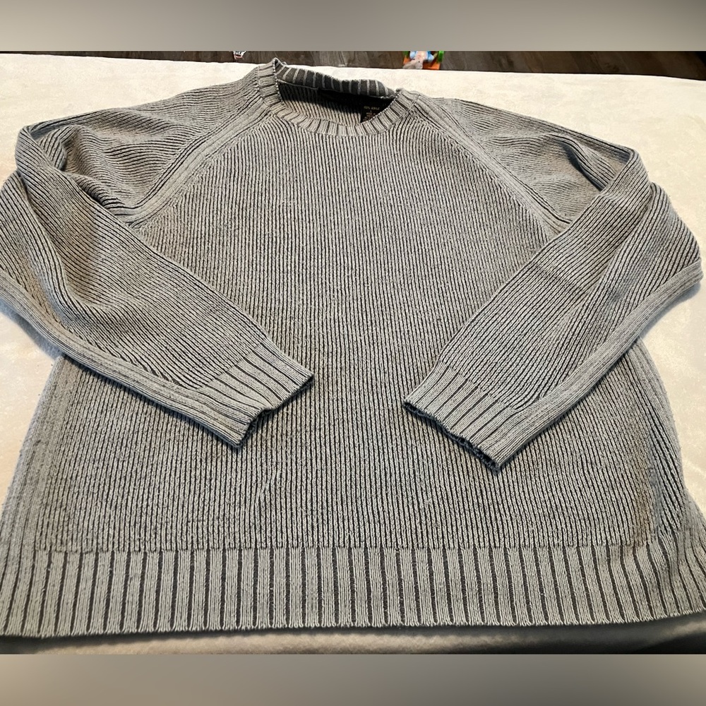 *last chance* Men’s gray sweater
